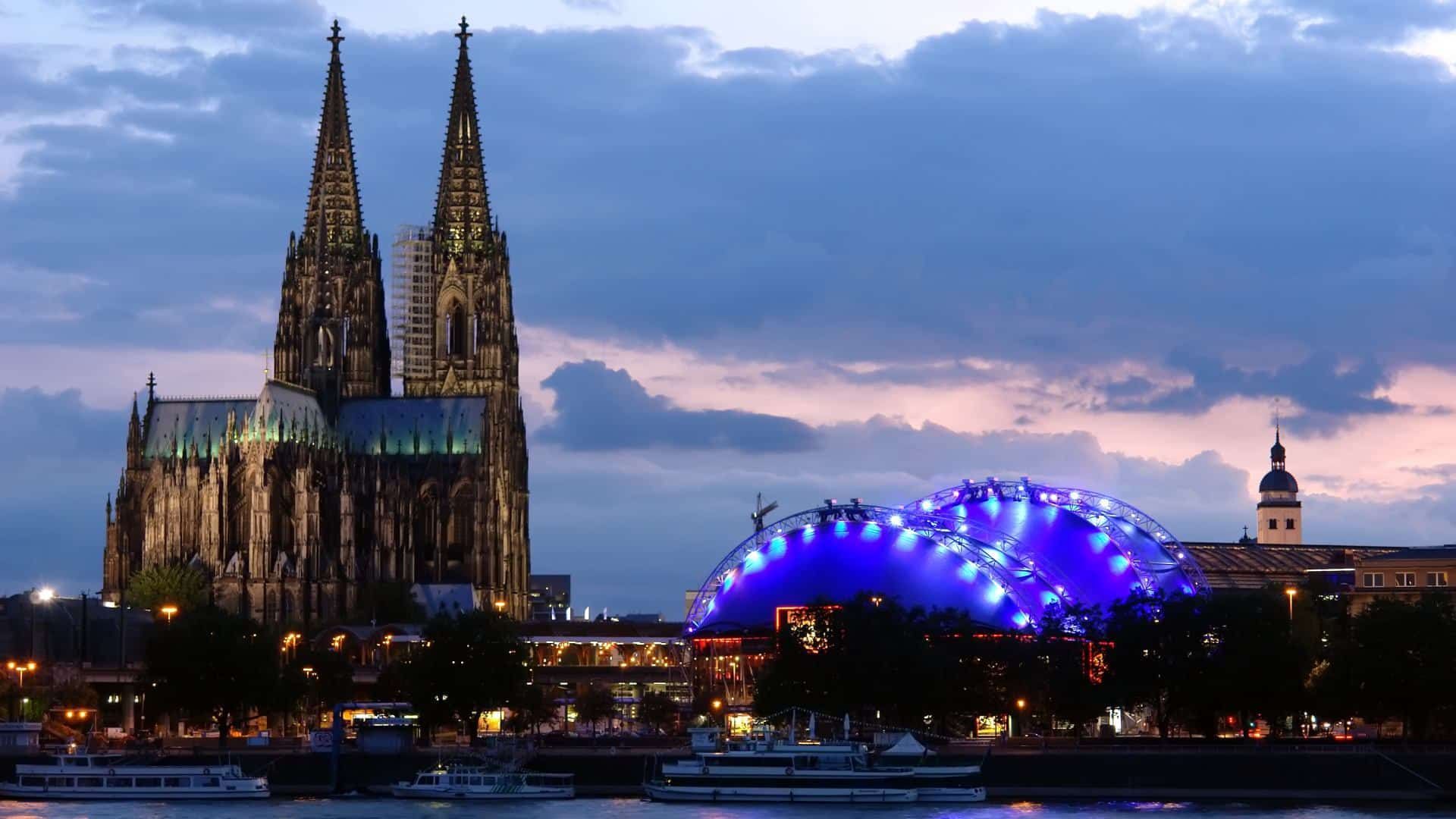Kölner Dom Bei Nacht – Altstadt Köln Und Rheinpanorama Entdecken Attraktionen In Der Nähe Vom Kölner Dom