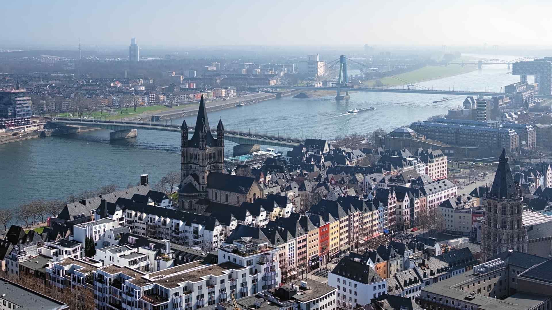 Ein Traditionelles Brauhaus In Der Altstadt Köln – Hier Erleben Sie Kölsche Braukunst Und Gesellige Atmosphäre. Luftaufnahme Der Kölner Altstadt Mit Blick Auf Rhein, Groß St. Martin Und Altstadt-Nord