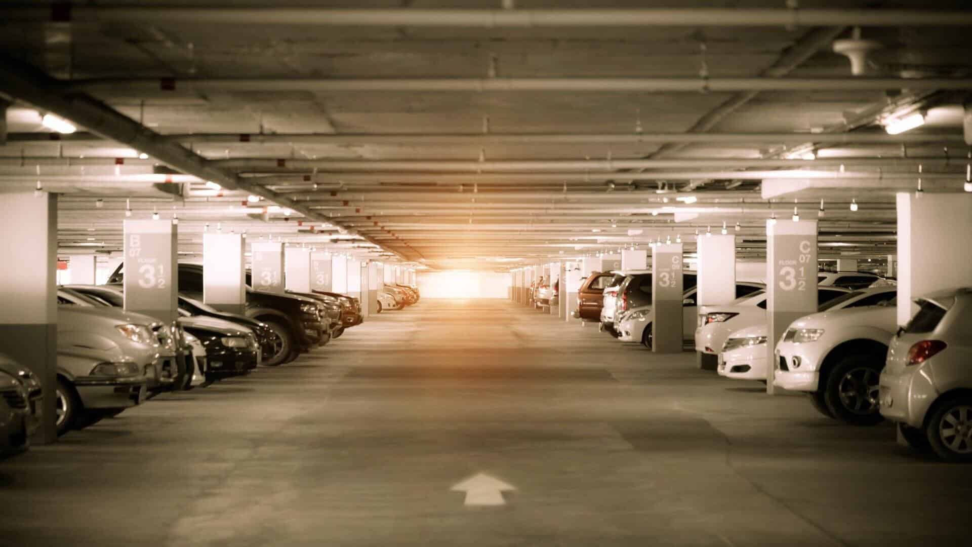 Köln Altstadt Parken Beispielbild Einer Modernen Tiefgarage Mit Geparkten Autos Und Gut Beleuchtetem Gang