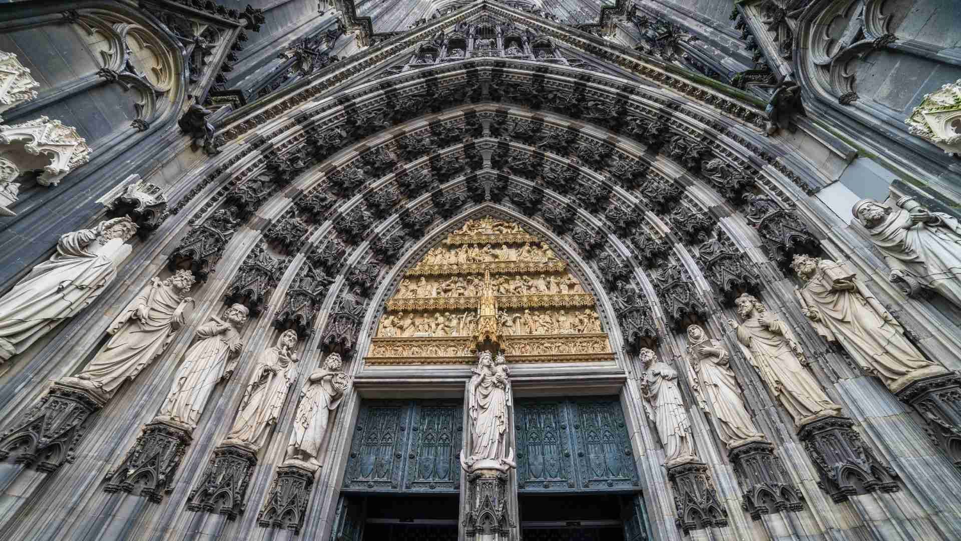 Kölner Dom Bei Nacht – Altstadt Köln Und Rheinpanorama Entdecken Hauptportal Des Kölner Doms Bei Tageslicht – Zugang Für Besucher Während Der Öffnungszeiten