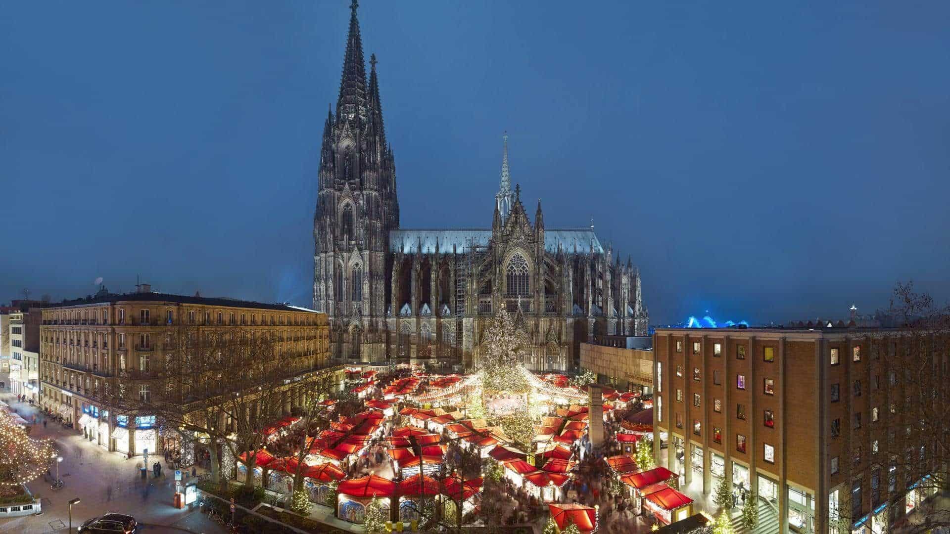 Kölner Dom Bei Nacht – Altstadt Köln Und Rheinpanorama Entdecken Weihnachtsmarkt Am Kölner Dom Bei Nacht Mit Festlich Beleuchteten Buden Und Dom Im Hintergrund
